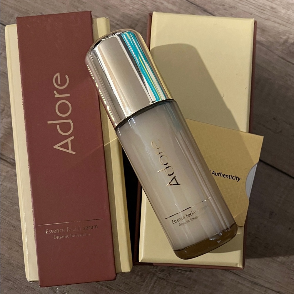 Adore Essence Facial Primer - Cream and Gold